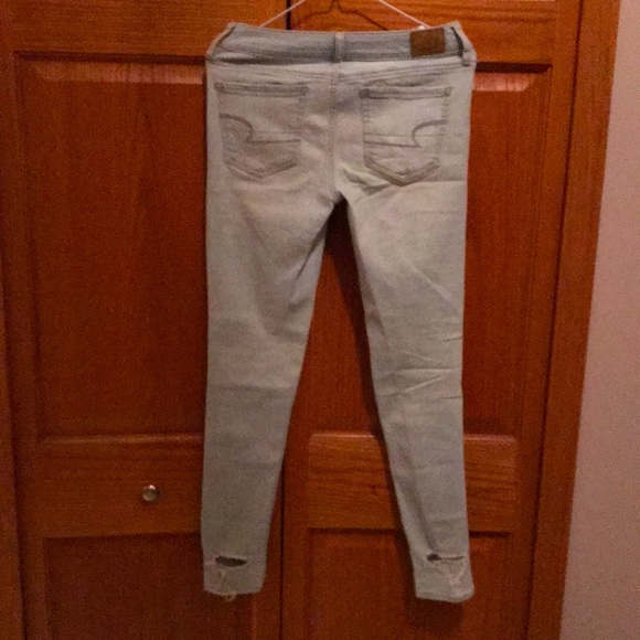 American Eagle women’s jean. Size 4. Super stretch. Medium rise. Light rinse. - Picture 3 of 5